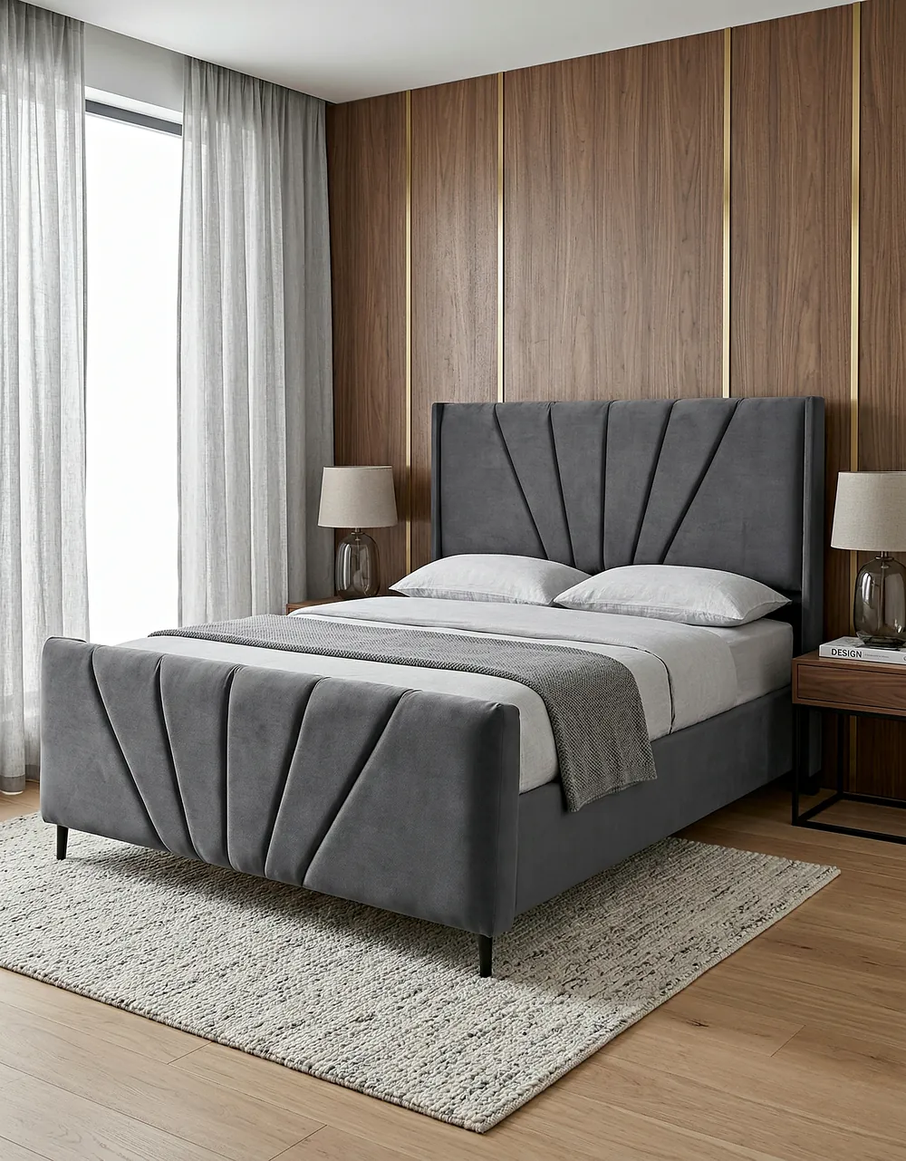 Cama tapizada gris con cabecera de líneas